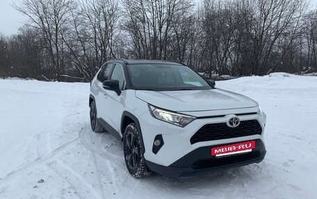 Toyota RAV4, 2020 год, 2 490 000 рублей, 3 фотография