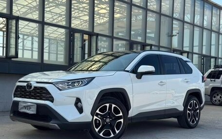 Toyota RAV4, 2021 год, 2 550 000 рублей, 2 фотография