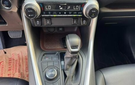 Toyota RAV4, 2021 год, 2 550 000 рублей, 11 фотография