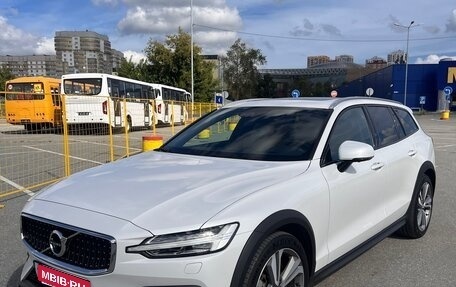 Volvo V60 Cross Country II, 2019 год, 4 300 000 рублей, 1 фотография