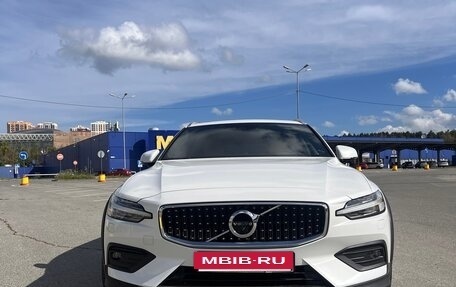 Volvo V60 Cross Country II, 2019 год, 4 300 000 рублей, 2 фотография