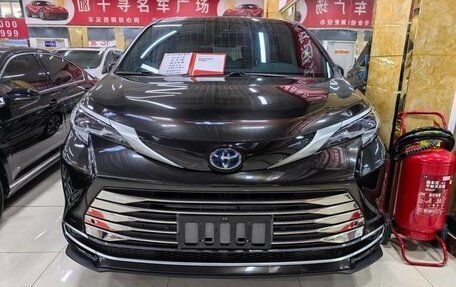 Toyota Sienna, 2022 год, 3 995 000 рублей, 2 фотография