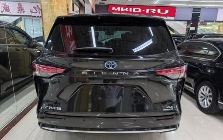 Toyota Sienna, 2022 год, 3 995 000 рублей, 8 фотография