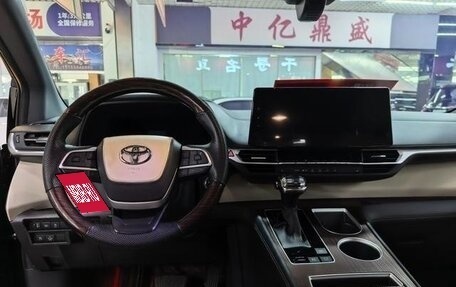 Toyota Sienna, 2022 год, 3 995 000 рублей, 4 фотография