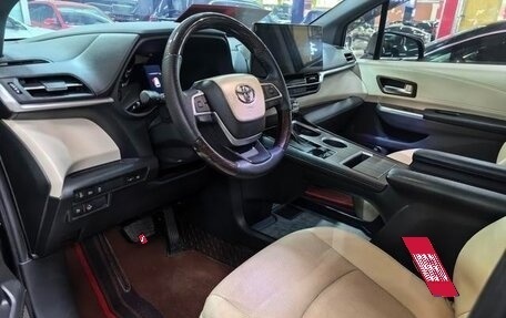 Toyota Sienna, 2022 год, 3 995 000 рублей, 5 фотография