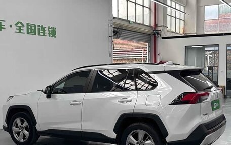 Toyota RAV4, 2021 год, 2 400 000 рублей, 3 фотография