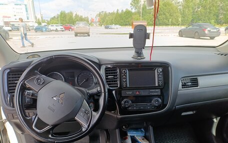 Mitsubishi Outlander III рестайлинг 3, 2016 год, 1 700 000 рублей, 4 фотография