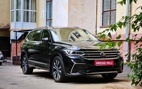 Volkswagen Tiguan II, 2023 год, 4 060 000 рублей, 2 фотография