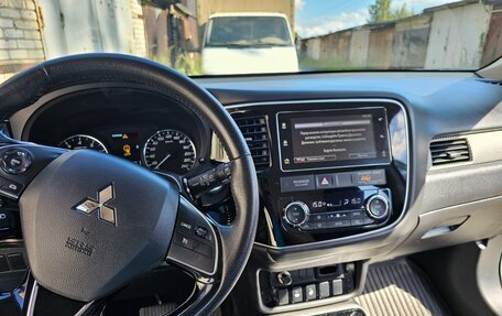 Mitsubishi Outlander III рестайлинг 3, 2018 год, 1 800 000 рублей, 4 фотография
