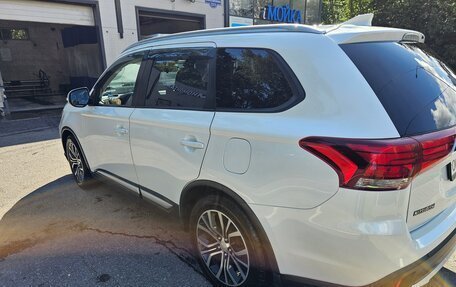 Mitsubishi Outlander III рестайлинг 3, 2018 год, 1 800 000 рублей, 11 фотография