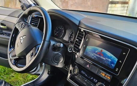 Mitsubishi Outlander III рестайлинг 3, 2018 год, 1 800 000 рублей, 13 фотография