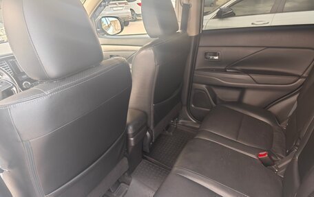 Mitsubishi Outlander III рестайлинг 3, 2015 год, 1 690 000 рублей, 9 фотография