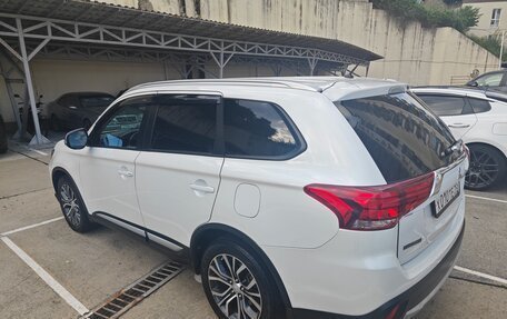 Mitsubishi Outlander III рестайлинг 3, 2015 год, 1 690 000 рублей, 8 фотография