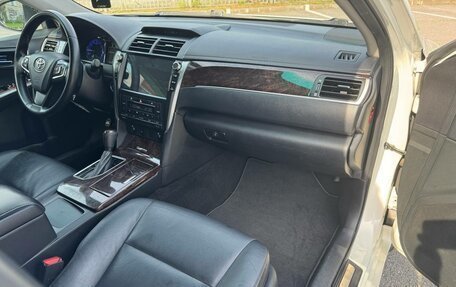 Toyota Camry, 2017 год, 1 900 000 рублей, 8 фотография