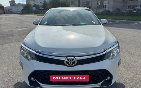 Toyota Camry, 2017 год, 1 900 000 рублей, 4 фотография
