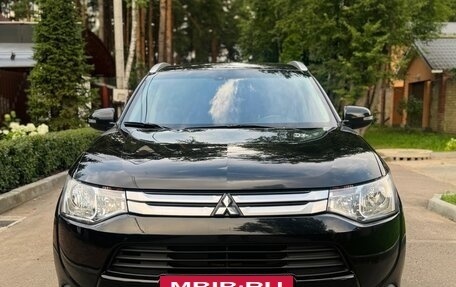 Mitsubishi Outlander III рестайлинг 3, 2014 год, 1 350 000 рублей, 2 фотография