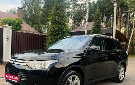 Mitsubishi Outlander III рестайлинг 3, 2014 год, 1 350 000 рублей, 10 фотография