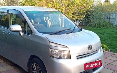 Toyota Voxy II, 2008 год, 1 390 000 рублей, 2 фотография