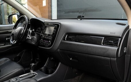 Mitsubishi Outlander III рестайлинг 3, 2016 год, 2 097 000 рублей, 8 фотография