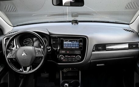 Mitsubishi Outlander III рестайлинг 3, 2016 год, 2 097 000 рублей, 10 фотография