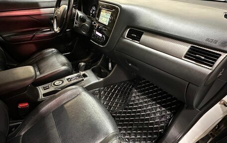 Mitsubishi Outlander III рестайлинг 3, 2013 год, 1 099 000 рублей, 8 фотография