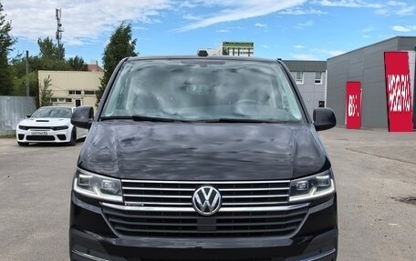 Volkswagen Multivan T6 рестайлинг, 2021 год, 9 600 000 рублей, 2 фотография
