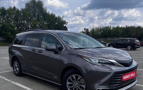 Toyota Sienna, 2021 год, 3 999 999 рублей, 2 фотография
