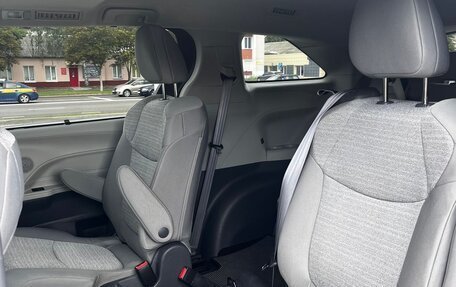Toyota Sienna, 2021 год, 3 999 999 рублей, 11 фотография