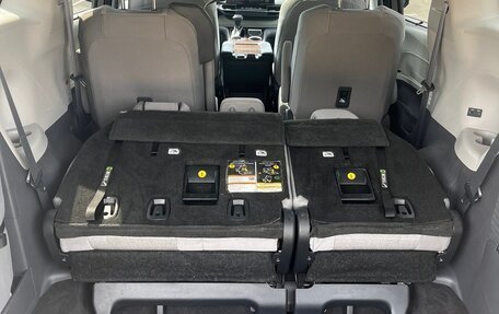 Toyota Sienna, 2021 год, 3 999 999 рублей, 17 фотография