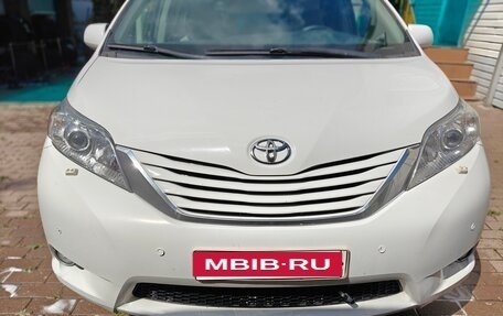 Toyota Sienna III, 2016 год, 3 199 000 рублей, 1 фотография