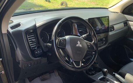 Mitsubishi Outlander III рестайлинг 3, 2016 год, 2 150 000 рублей, 3 фотография