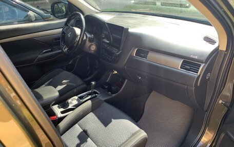 Mitsubishi Outlander III рестайлинг 3, 2016 год, 2 150 000 рублей, 11 фотография