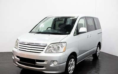 Toyota Noah III, 2004 год, 915 000 рублей, 1 фотография