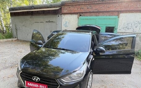 Hyundai Solaris II рестайлинг, 2017 год, 1 300 000 рублей, 1 фотография