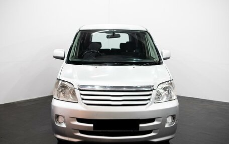 Toyota Noah III, 2004 год, 915 000 рублей, 2 фотография