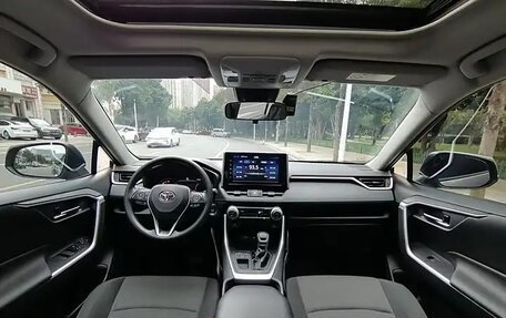 Toyota RAV4, 2022 год, 2 219 000 рублей, 8 фотография
