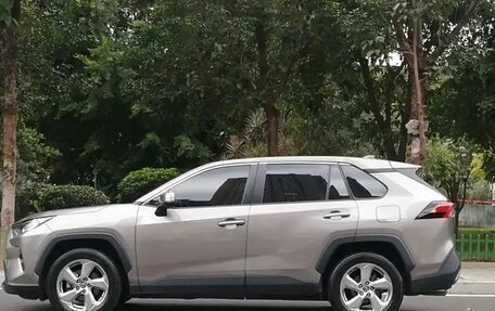Toyota RAV4, 2022 год, 2 219 000 рублей, 2 фотография