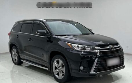 Toyota Highlander, 2022 год, 3 325 000 рублей, 2 фотография
