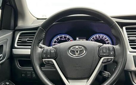Toyota Highlander, 2022 год, 3 325 000 рублей, 7 фотография