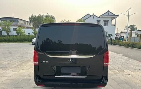 Mercedes-Benz V-Класс, 2022 год, 4 290 000 рублей, 5 фотография