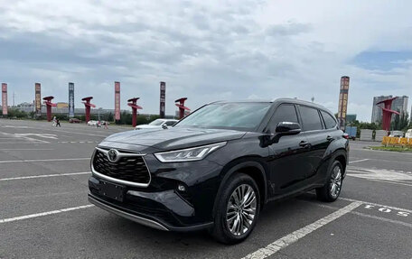 Toyota Highlander, 2022 год, 2 998 000 рублей, 3 фотография