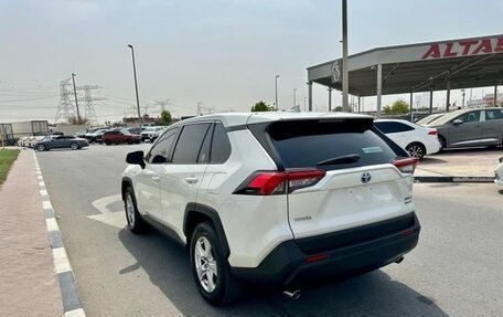 Toyota RAV4, 2021 год, 2 000 000 рублей, 2 фотография