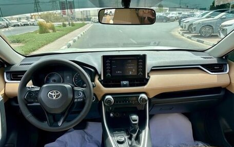 Toyota RAV4, 2021 год, 2 000 000 рублей, 28 фотография