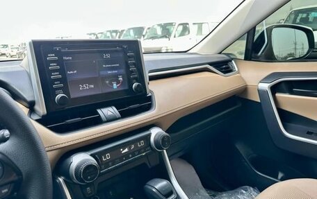 Toyota RAV4, 2021 год, 2 000 000 рублей, 24 фотография