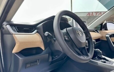 Toyota RAV4, 2021 год, 2 000 000 рублей, 21 фотография