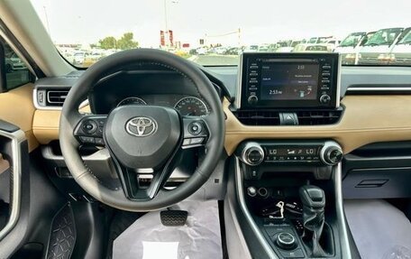 Toyota RAV4, 2021 год, 2 000 000 рублей, 34 фотография
