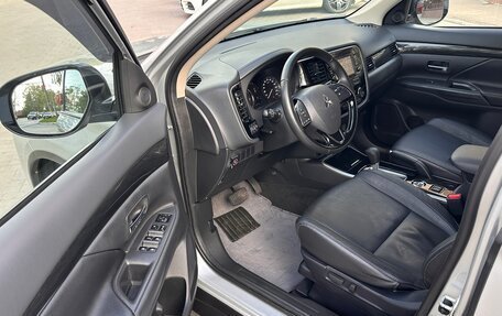 Mitsubishi Outlander III рестайлинг 3, 2017 год, 2 000 000 рублей, 9 фотография