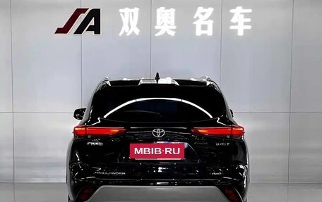 Toyota Highlander, 2022 год, 3 015 000 рублей, 5 фотография