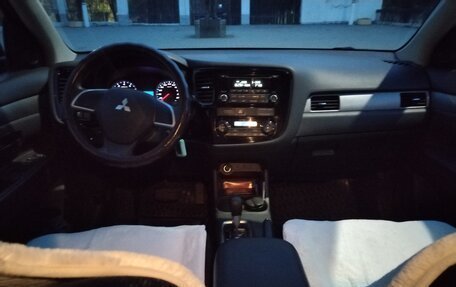Mitsubishi Outlander III рестайлинг 3, 2014 год, 1 800 000 рублей, 6 фотография