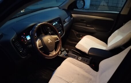 Mitsubishi Outlander III рестайлинг 3, 2014 год, 1 800 000 рублей, 2 фотография